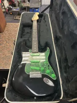 FENDER PLAYER STRATOCASTER ELECTRIC GUITAR GLOSS BLACK FINISH W HARD CASE P33