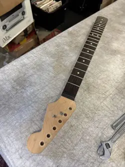 WARMOTH RADIUS STRATOCASTER NECK, RIGHT HANDED, LICENSED BY FENDER BURN STAMP