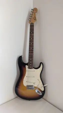 FENDER STRATOCASTER MADE IN MEXICO, EXCELLENT CONDITION.