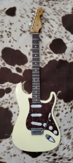 FENDER SQUIER STRATOCASTER OLYMPIC WHITE ROSEWOOD AMBER ALNICO V PUPS