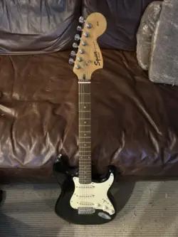 SQUIER STRAT BY FENDER AFFINITY SERIES BLACK ELECTRIC GUITAR