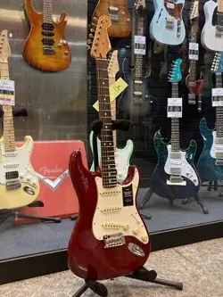 STRATOCASTER/TRANSPARENT CHERRY