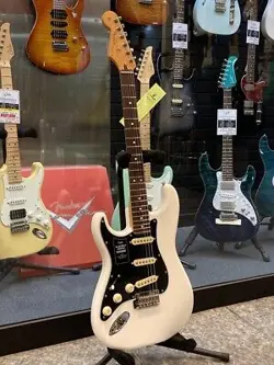 STRATOCASTER LEFT-HAND/POLAR