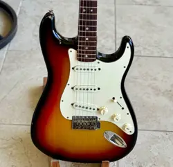 1972 FENDER STRATOCASTER (SUNBURST)