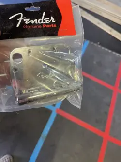 FENDER MUSTANG GUITAR TREMOLO