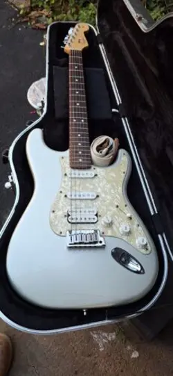 FENDER STRATOCASTER SEYMOUR DUNCAN ELECTRIC GUITAR