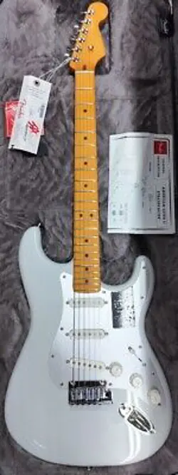 FENDER  AMERICAN ULTRA II STRATOCASTER®, MAPLE FINGERBOARD, AVALANCHE   HS CASE