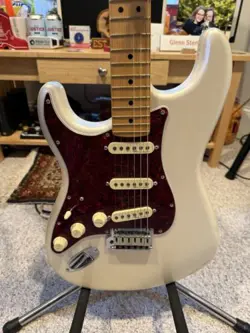 LEFTY FENDER PLAYER PLUS