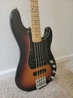 FENDER DELUXE ACTIVE PRECISION BASS 3-TONE SUNBURST WITH FENDER CASE