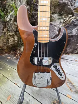 FENDER '73 JAZZ