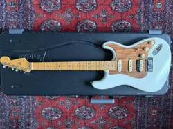 FENDER AMERICAN ULTRA STRATOCASTER HSS WITH MAPLE FINGERBOARD - ARCTIC PEARL