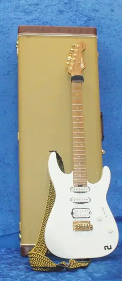 CHARVEL PRO-MOD DK24 HSS ELECTRIC GUITAR SNOW WHITE 6 W/ FENDER CLASSIC CASE