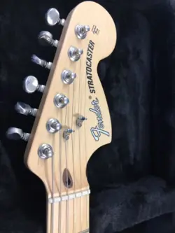 PERFORMER STRATOCASTER LAKE