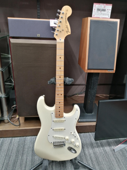 FENDER STRATOCASTER ELECTRIC GUITAR OLYMPIC WHITE VINTAGE PAINT PEELING