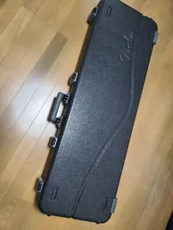 FENDER DELUXE MOLDED CASE ELECTRIC BASS