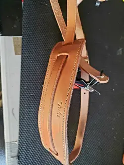 GENUINE FENDER DELUXE VINTAGE ADJUSTABLE LEATHER GUITAR STRAP - BROWN