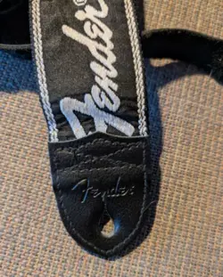 FENDER RUNNING LOGO STRAP BLACK/WHITE LOGO