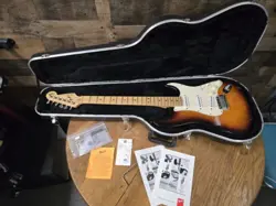 1994 USA FENDER STRATOCASTER GUITAR 40TH ANNIVERSARY SUNBURST WITH OHSC