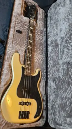 FENDER DUFF MCKAGAN DELUXE PRECISION BASS GUITAR - WHITE PEARL