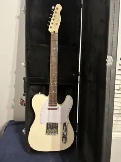 1983 MODEL FENDER