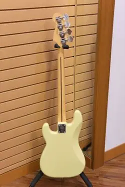 FENDER PLAYER II PRECISION BASS  MAPLE FINGERBOARD   HIALEAH YELLOW