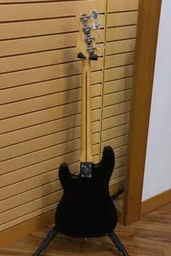 FENDER PLAYER II PRECISION BASS  MAPLE FINGERBOARD   BLACK