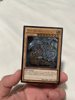 BLUE-EYES WHITE DRAGON - 1ST EDITION MINT CLASSIC (Holo/Texture ART) YUGIOH! - Image 1
