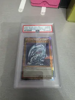 Yu-Gi-Oh! TCG Blue-Eyes White Dragon - Ultra Rare History Archive Collection Ultimate Rare - Image 1