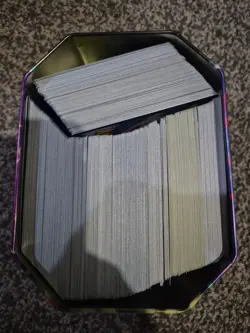Tin of English Pokemon Cards - job lot - Bundle - bulk (roughly 500 Cards) - Image 1