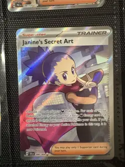 PokÃ©mon TCG Janine's Secret Art Shrouded Fable Ultra Rare SV Holo Card 088/064 - Image 1