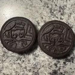 Pokemon Bundle Of Mewtwo! Mewtwo V Pokémon Go Card, X2 Oreos, Sleeves, And Coin! - Image 9