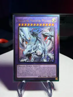 Yugioh Dragon Master Magia RA04-EN055 Prismatic Ultimate PUR 1st NM Blue-Eyes - Image 1
