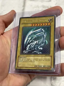 Yugioh Blue-Eyes White Dragon SDK-001 Ultra Rare Unlimited MP/LP Vintage Card - Image 1