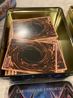 Mixed Lot 625 Yu-Gi-Oh! Cards + 25 Cards In Sleeves + 3 Strategy Cards + 4 Tins - Image 13