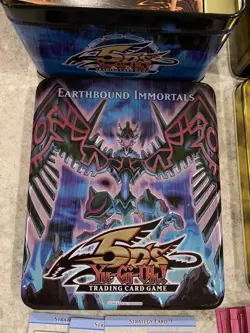 Mixed Lot 625 Yu-Gi-Oh! Cards + 25 Cards In Sleeves + 3 Strategy Cards + 4 Tins - Image 5