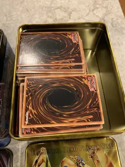 Mixed Lot 625 Yu-Gi-Oh! Cards + 25 Cards In Sleeves + 3 Strategy Cards + 4 Tins - Image 6