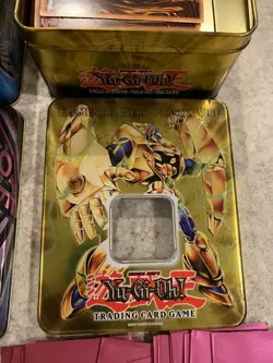 Mixed Lot 625 Yu-Gi-Oh! Cards + 25 Cards In Sleeves + 3 Strategy Cards + 4 Tins - Image 7